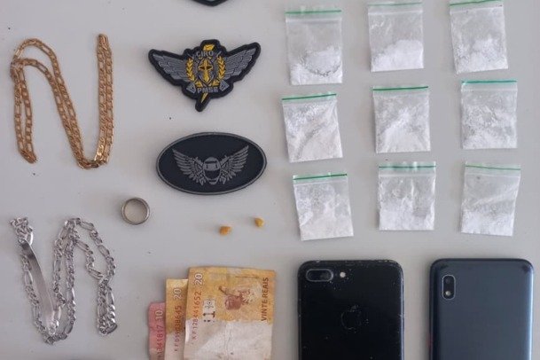 POLÍCIA MILITAR PRENDE UM CASAL SUSPEITO DE TRÁFICO DE DROGAS NO BAIRRO SANTOS DUMONT, EM ARACAJU