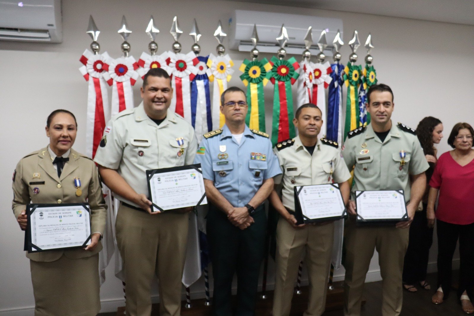 PMSE ENTREGA MEDALHAS A MILITARES E PERSONALIDADES CIVIS EM SOLENIDADE NO QUARTEL DO COMANDO-GERAL