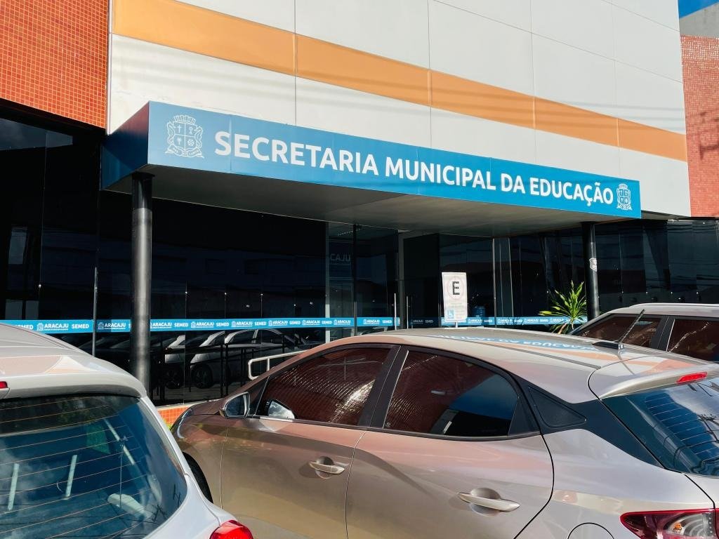 Justiça autoriza perícia em celular de ex-diretor da Semed investigado após apreensão de R$ 240 mil
