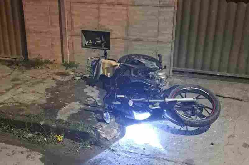 Adolescente de 15 anos perde o controle da moto, colide com muro de casa e fica gravemente ferido