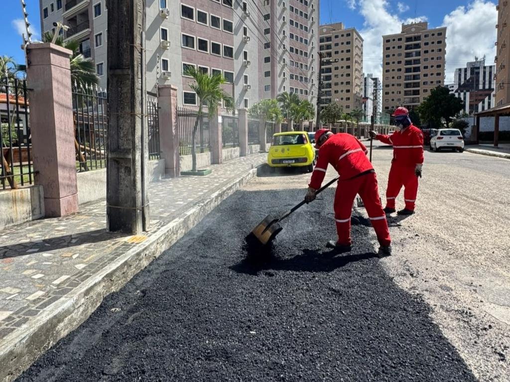 Prefeitura realiza serviços de tapa-buraco e recapeamento em diversos bairros