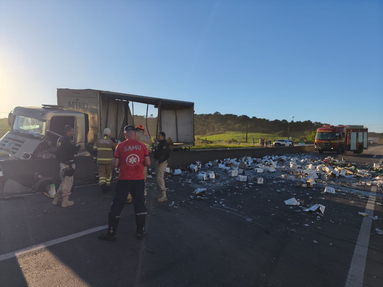 Caminhão carregado de cerveja perde os freios, colide com mureta  e três pessoas ficam feridas na BR-101  