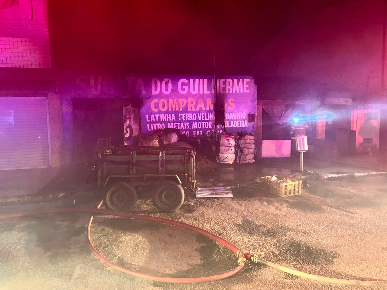 BOMBEIROS COMBATEM INCÊNDIO EM FERRO-VELHO E EVITA PROPAGAÇÃO DAS CHAMAS PARA RESIDÊNCIAS EM BARRA