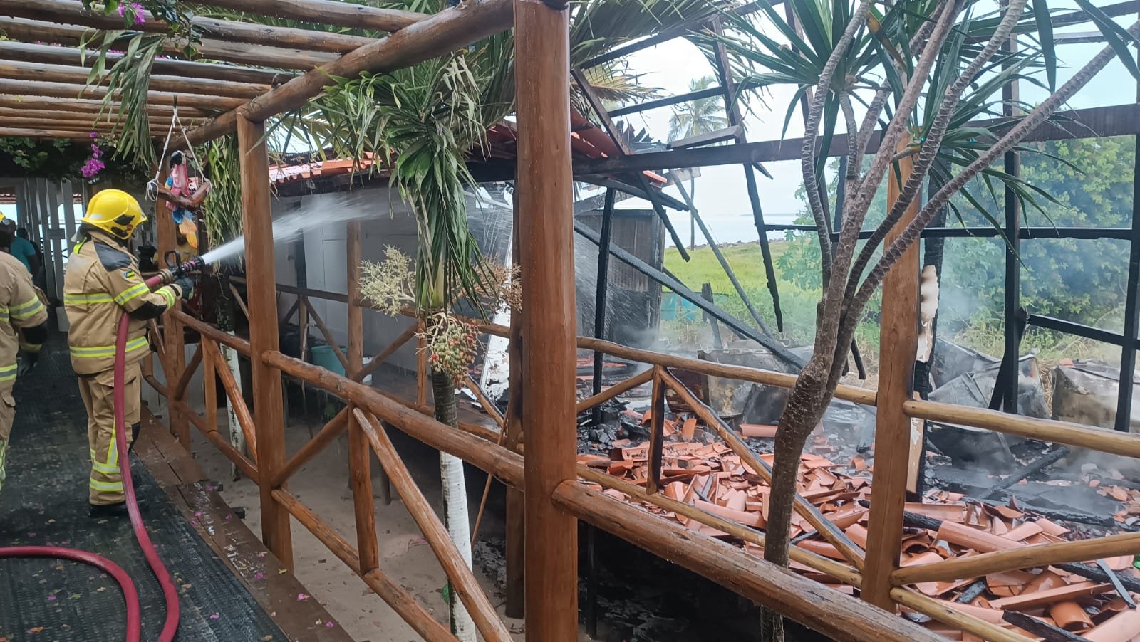 BOMBEIROS EVITAM DESTRUIÇÃO TOTAL DE UM RESTAURANTE DURANTE INCÊNDIO NA PRAIA DO SACO, EM ESTÂNCIA