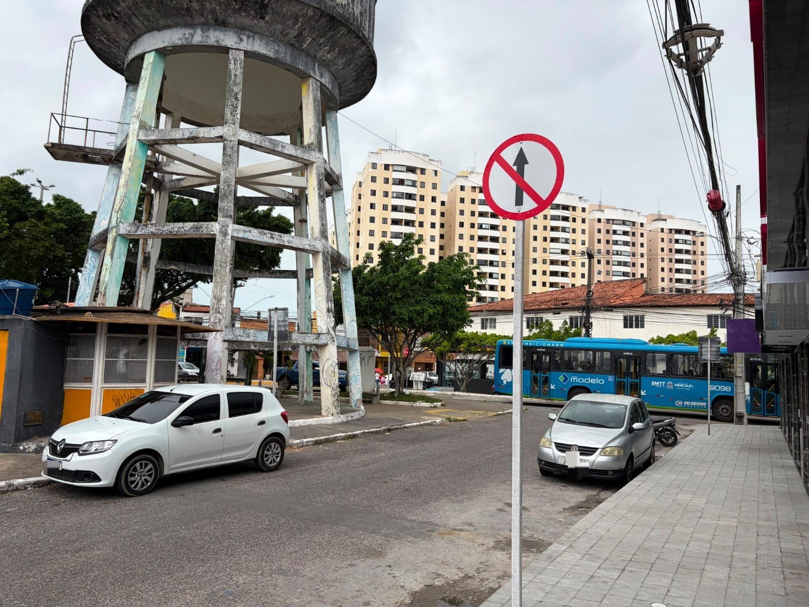Prefeitura de Aracaju implanta mão única em trecho do Conjunto Castelo Branco para melhorar  o trânsito em dias de feira, em Aracaju