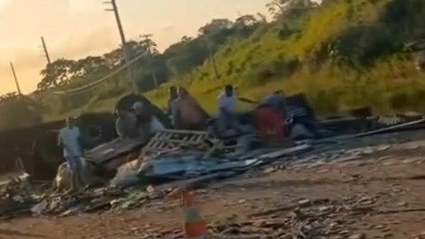 Carreta tomba na BR-101, no km 115, no município de Itaporanga d’Ajuda