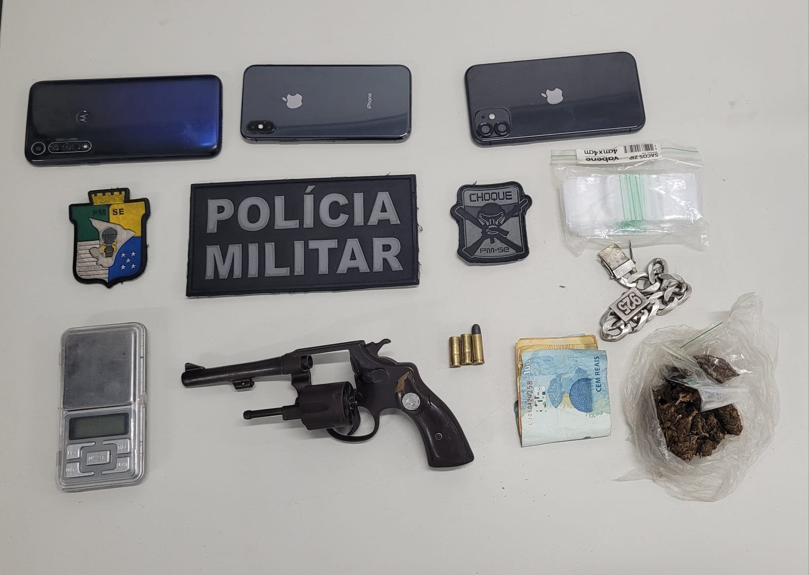AÇÃO DA PM RESULTA NA PRISÃO DE SUSPEITO POR TRÁFICO DE DROGAS E POSSE IRREGULAR DE ARMA DE FOGO EM SOCORRO