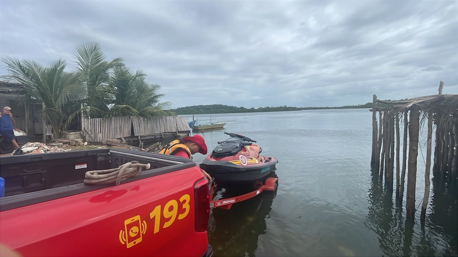 BOMBEIROS RETOMAM AS BUSCAS POR ADOLESCENTE DE 15 ANOS DESAPARECIDO NO RIO DO SAL, EM ARACAJU