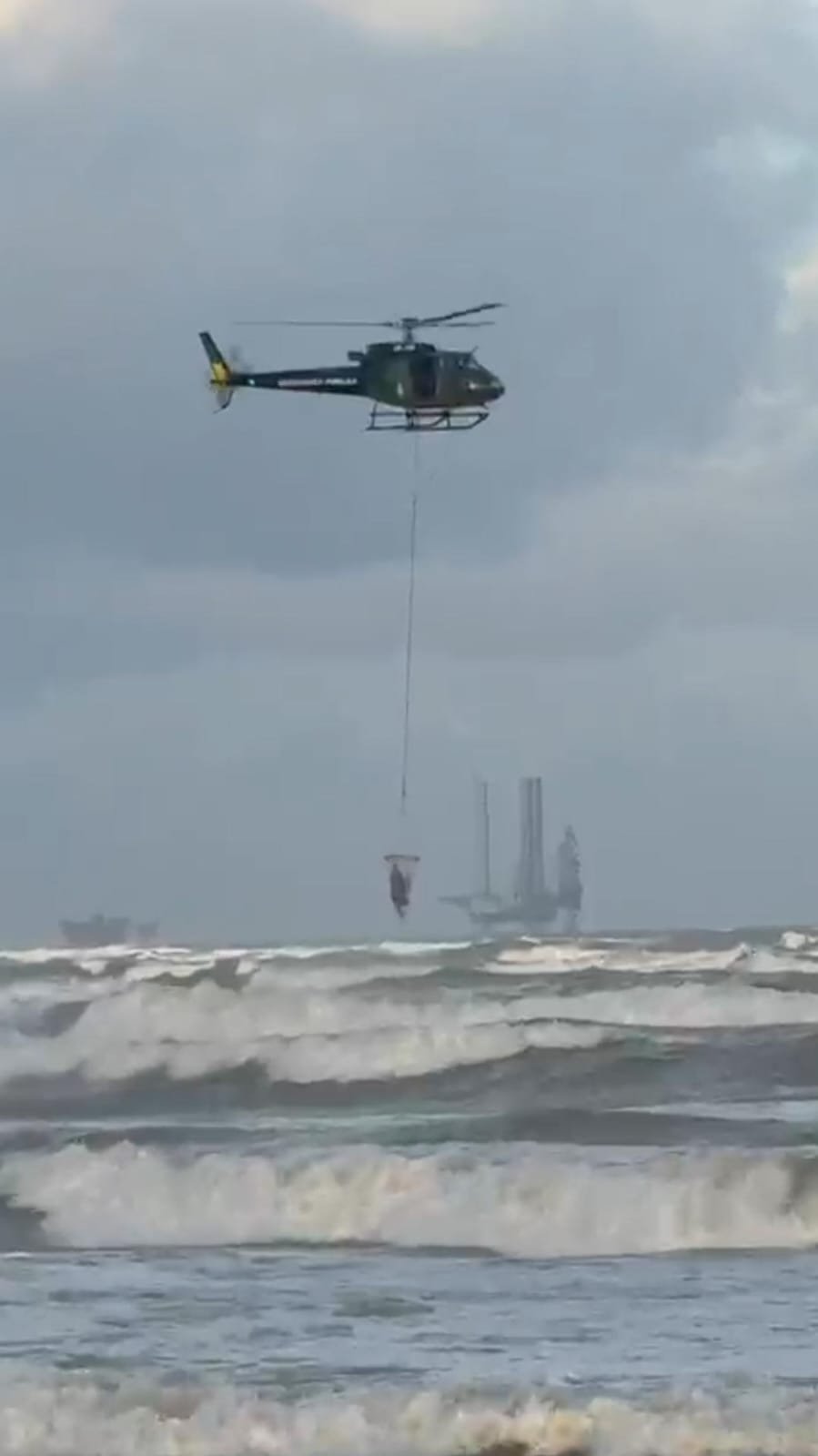 GTA RESGATA UM KITESURFISTA EM ALTO-MAR APÓS ACIONAMENTO DO CORPO DE BOMBEIROS MILITAR EM ARACAJU