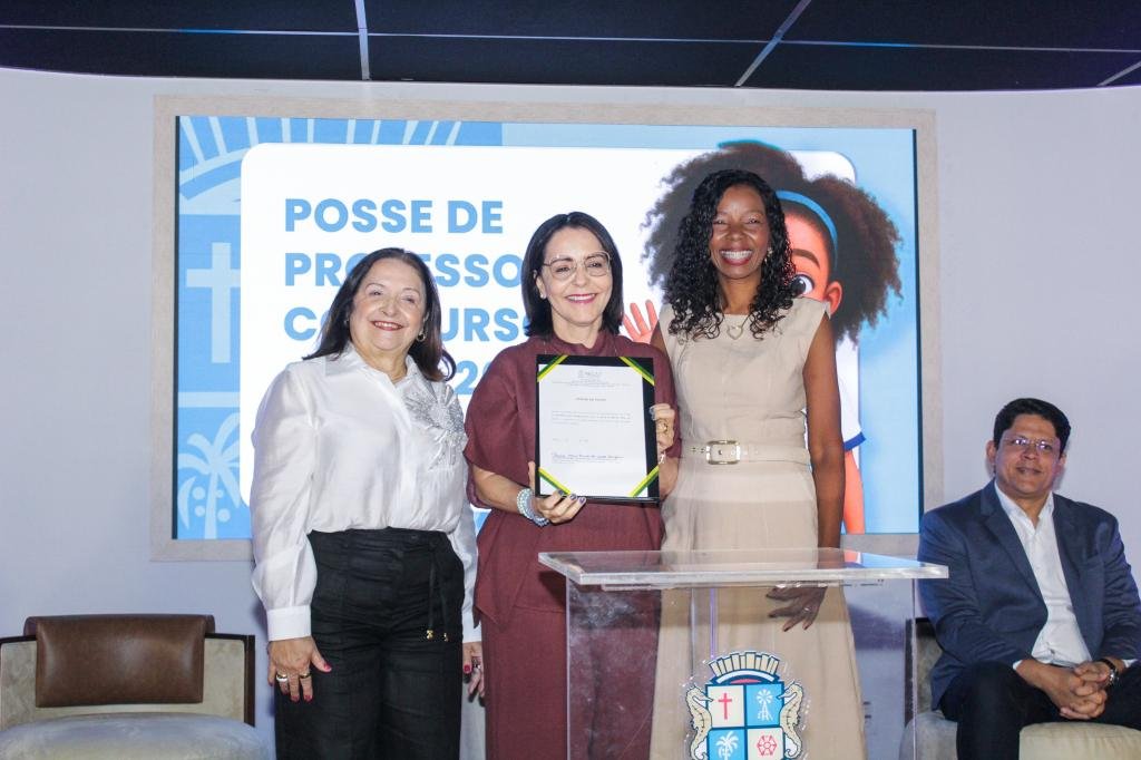 Prefeitura empossa mais 60 professores aprovados no concurso do magistério