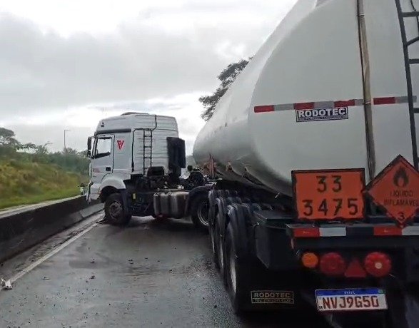 Acidente envolvendo carreta e caminhão deixa o trânsito lento na BR-101