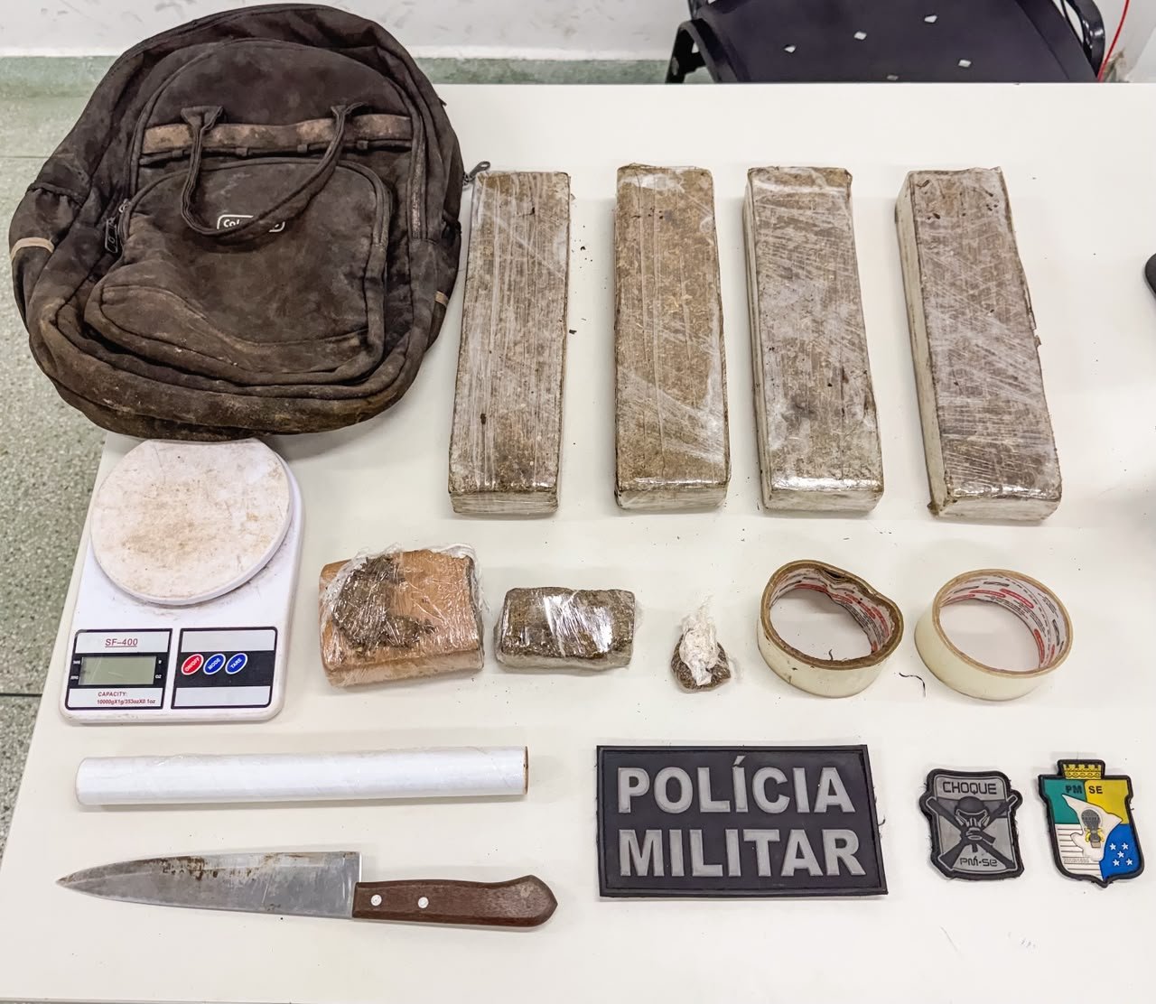 PM APREENDE MAIS DE 4 KG DE MACONHA E MATERIAIS USADOS PARA O TRÁFICO DE DROGAS NO BAIRRO JAPÃOZINHO EM ARACAJU