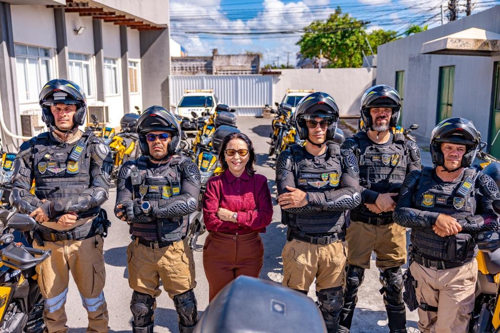 Prefeita Emília Corrêa entrega 15 novas motos para reforçar atuação da SMTT na capital