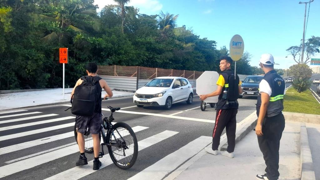 SMTT leva conscientização sobre travessia segura à avenida Beira Mar
