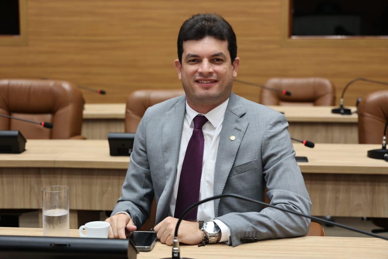 LEI DE PAULO JÚNIOR QUE GARANTE DIREITO À INSTALAÇÃO DE CARREGADORES PARA VEÍCULOS ELÉTRICOS É SANCIONADA