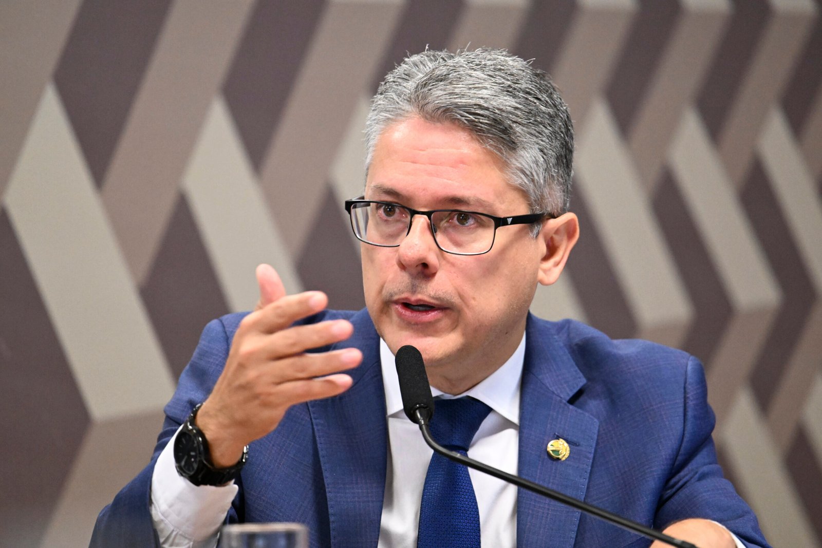 ALESSANDRO VIEIRA ESTÁ ENTRE OS 5 SENADORES QUE MAIS APRESENTARAM PROPOSTAS NO PRIMEIRO SEMESTRE DE 2026
