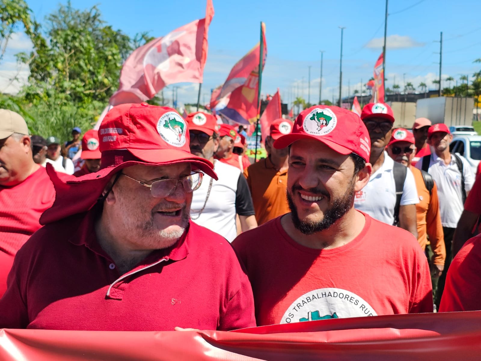 Camilo Daniel participa de Marcha e reforça compromisso com a reforma agrária