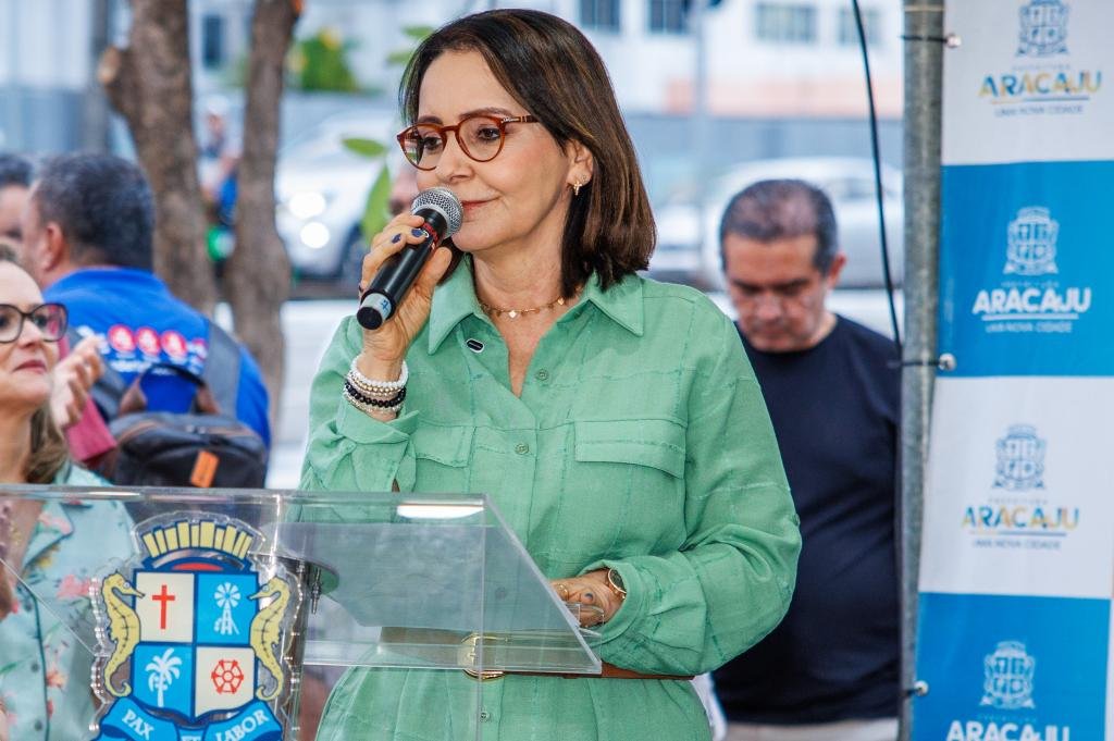 Prefeita Emília entrega novo calçadão urbanizado na Avenida Augusto Franco