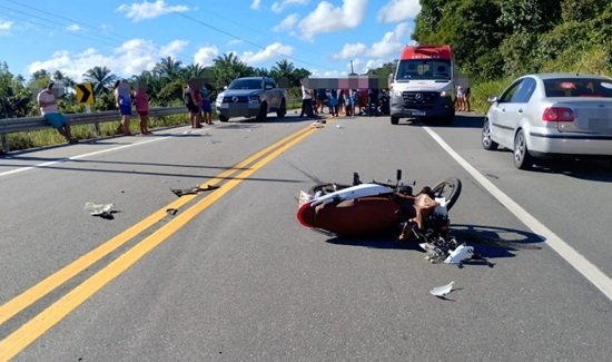 Mulher morre após colidir motocicleta com caminhonete na rodovia SE-100, no município de Indiaroba
