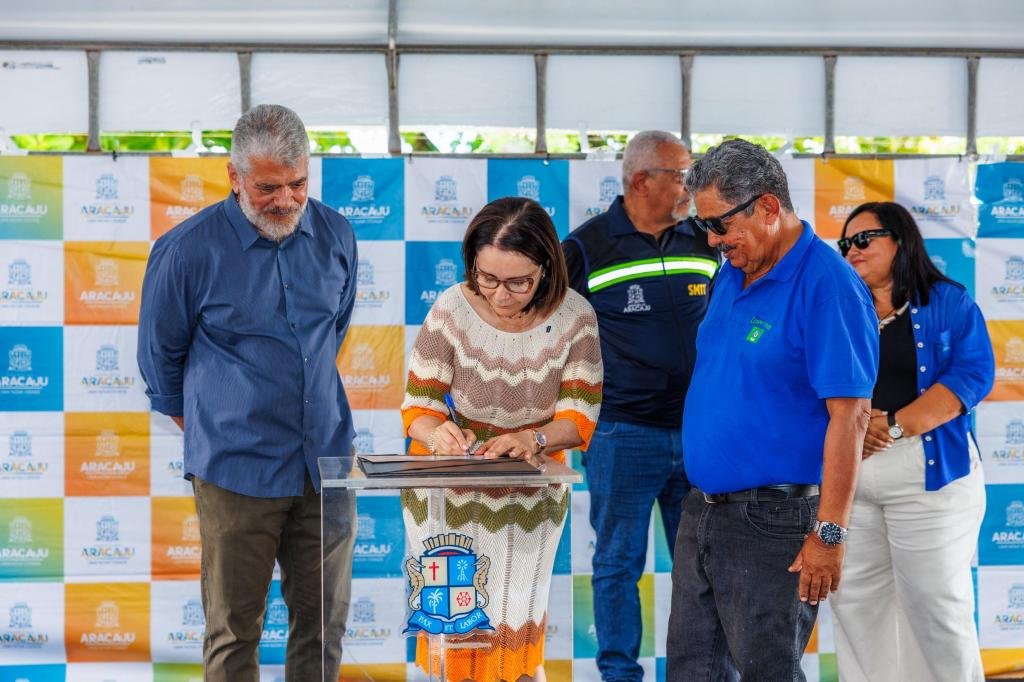 PREFEITA EMÍLIA CORRÊA ENTREGA A AUTORIZAÇÕES E CONSOLIDA VITÓRIA DO TRANSPORTE COMPLEMENTAR, EM ARACAJU