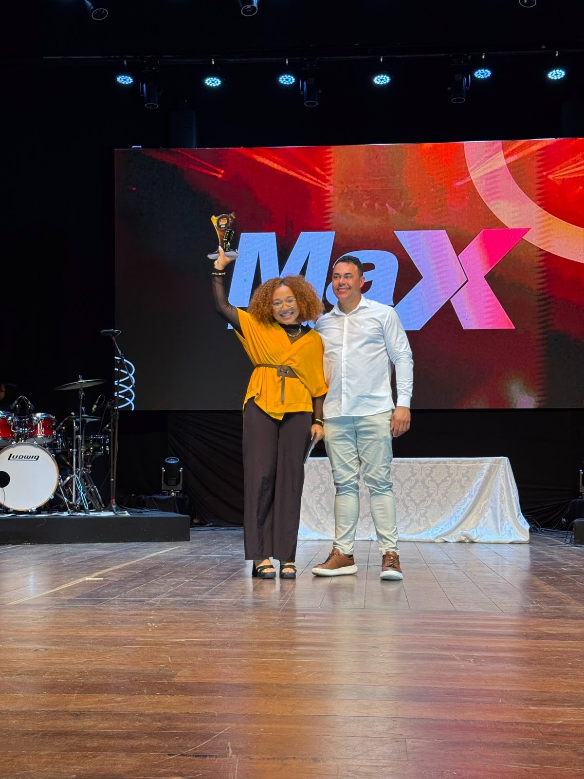 Victória Brandão vence primeira edição do Louva Sergipe e assina contrato com Max Produções