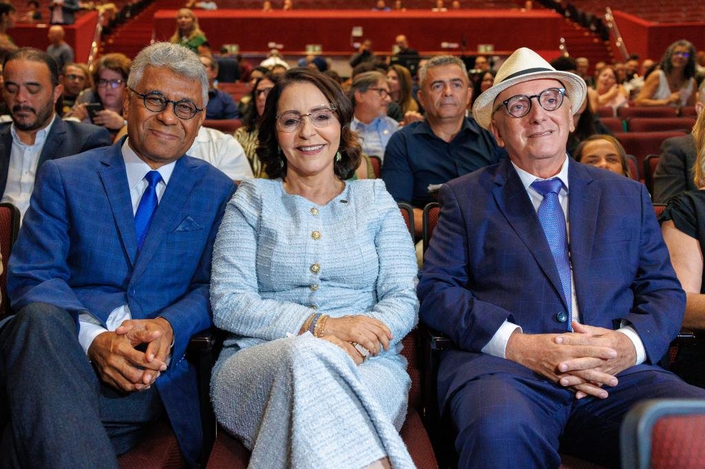 Prefeita Emília acompanha primeira apresentação do Hino Oficial de Aracaju