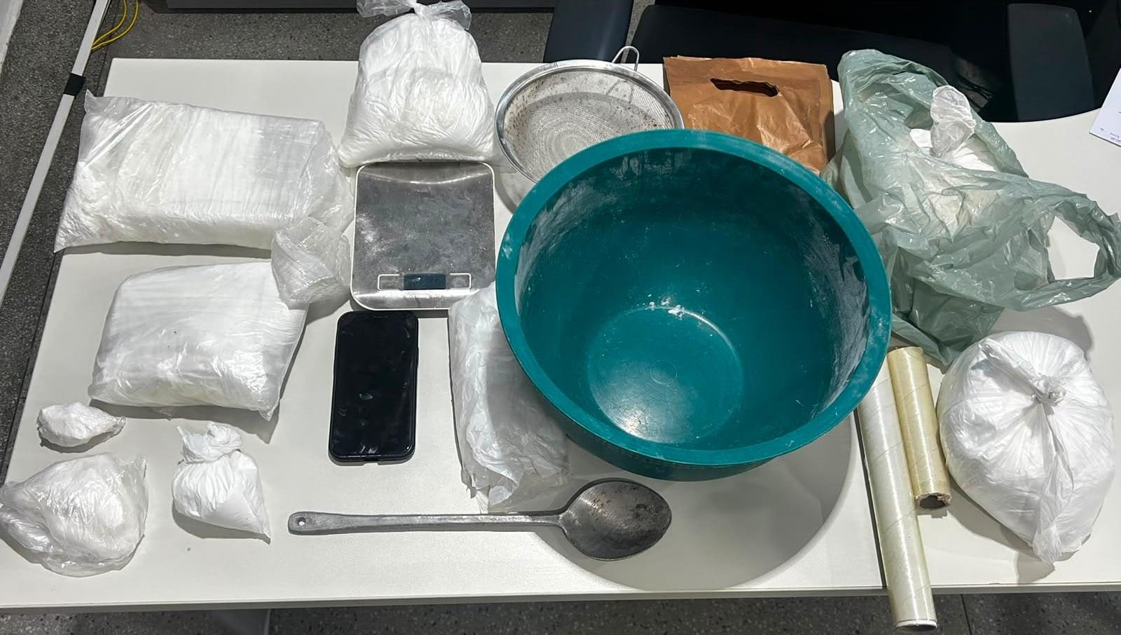 PC APREENDE MAIS DE 1,3 KG DE COCAÍNA E DESARTICULA LABORATÓRIO DE PREPARO DE DROGAS EM ITABAIANA