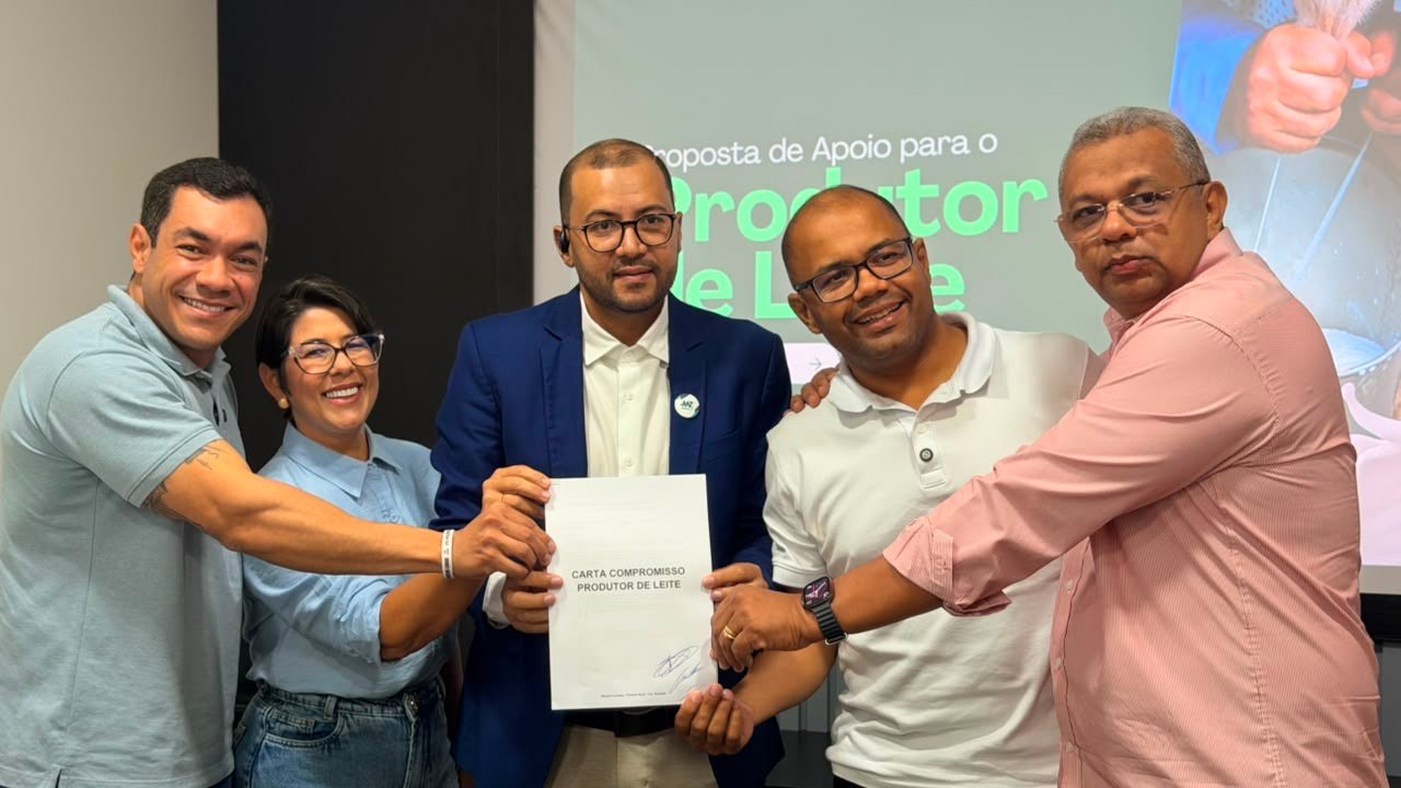 Levi Oliveira assina carta-compromisso com produtores de leite em Nossa Senhora da Glória