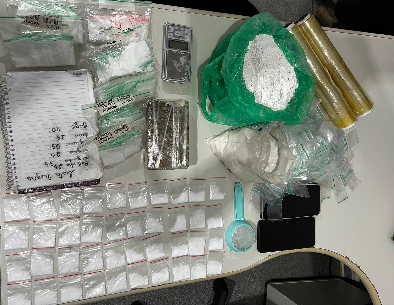 POLÍCIA CIVIL APREENDE MAIS DE 380 PORÇÕES DE COCAÍNA E UMA BARRA DE MACONHA EM POVOADO DE ITABAIANA