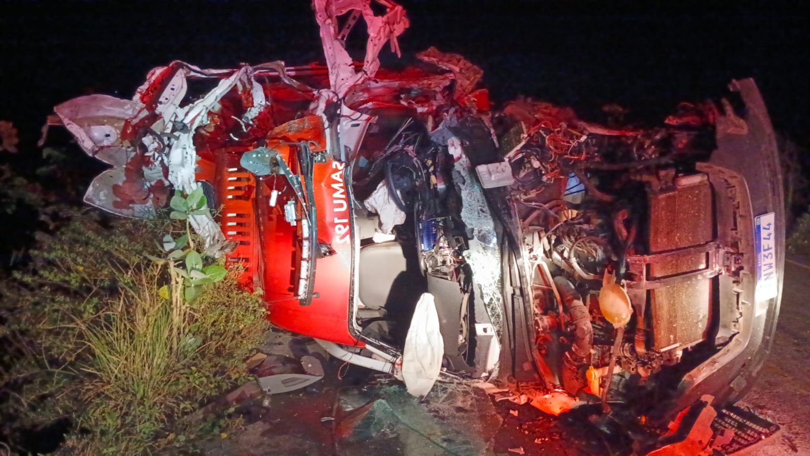 Grave acidente envolvendo uma ambulância do SAMU deixa duas pessoas mortas em Poço Redondo