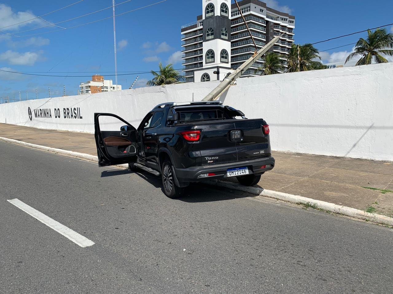 Motorista de 72 anos sofre um mal súbito, perde o controle da direção e colide com poste, em Aracaju