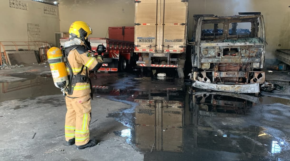 Bombeiros combatem incêndio em um depósito e caminhão fica destruído no Pereira Lobo, em Aracaju