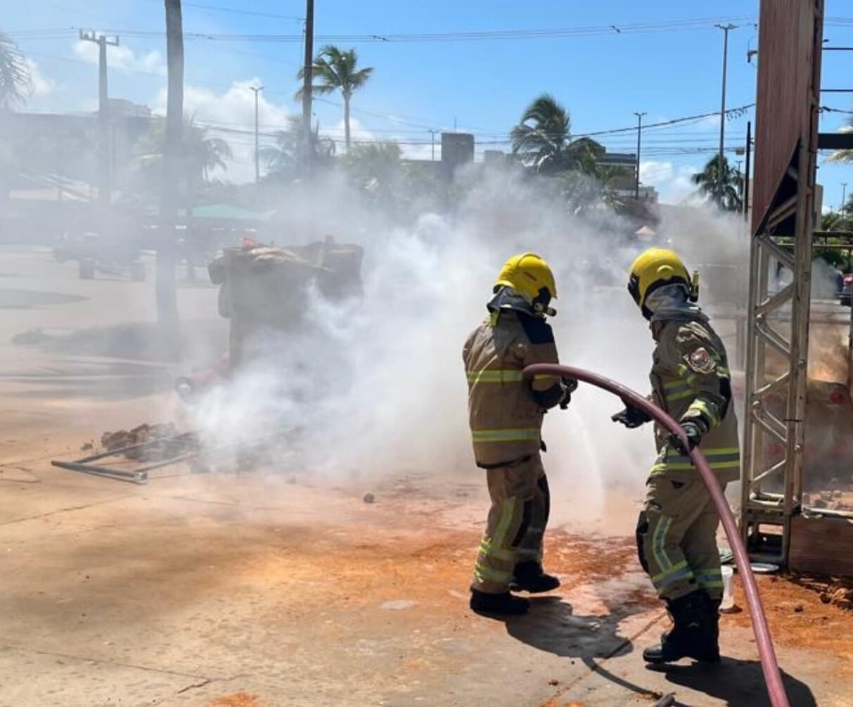 BOMBEIROS COMBATEM PRINCÍPIO DE INCÊNDIO DURANTE DESMONTAGEM DE ESTRUTURA NA ORLA DE ATALAIA