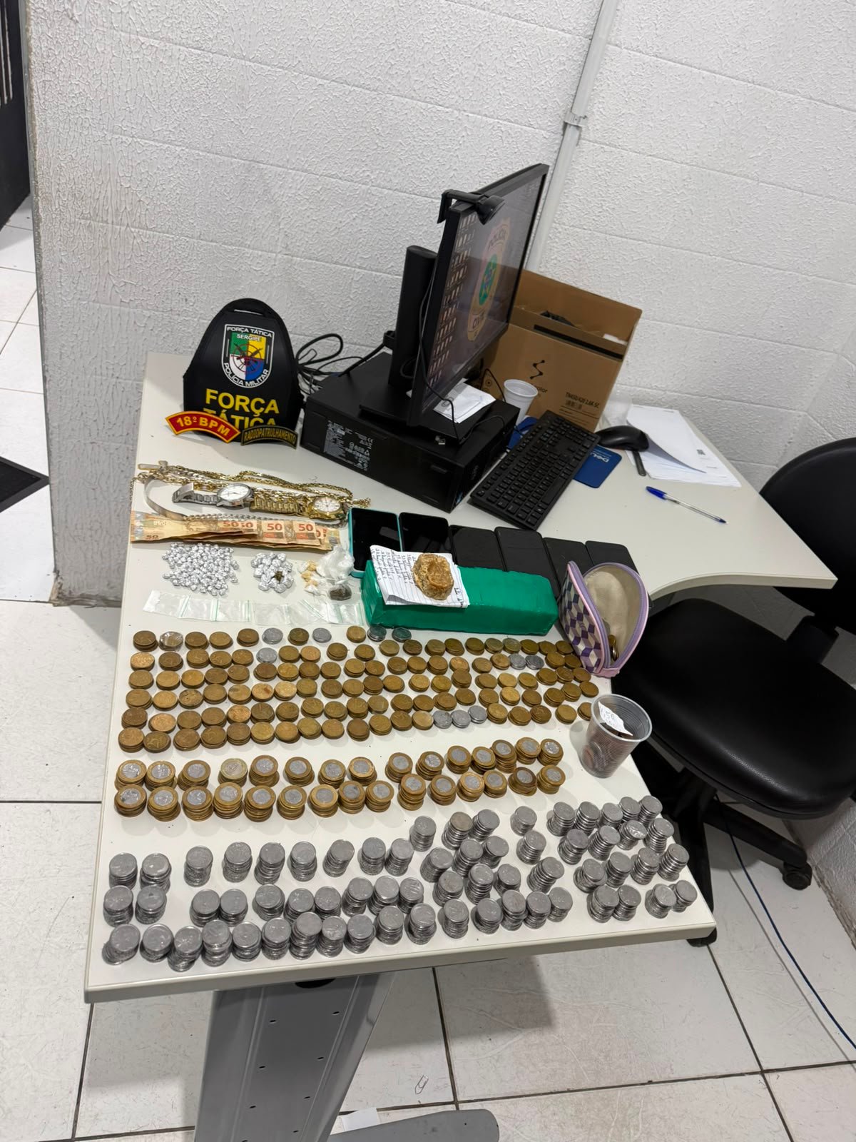 POLÍCIA MILITAR PRENDE CINCO SUSPEITOS E APREENDE ENTORPECENTES, DINHEIRO, CELULARES EM ILHA DAS FLORES