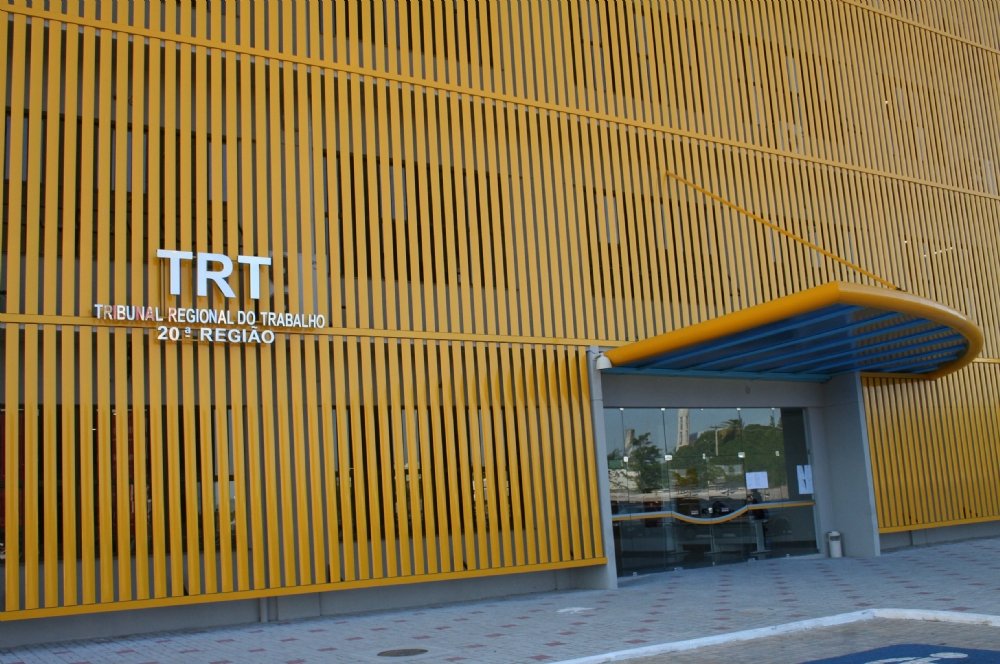 TRT-SE MULTA EMPRESA APÓS ADVOGADA USAR INTELIGÊNCIA ARTIFICIAL PARA INVENTAR PRECEDENTES JUDICIAIS
