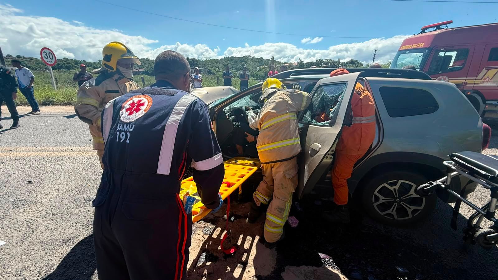ACIDENTE ENVOLVENDO CARRO E MICRO-ÔNIBUS DEIXA UMA VITIMA PRESA ÀS FERRAGENS EM NOSSA SENHORA DO SOCORRO