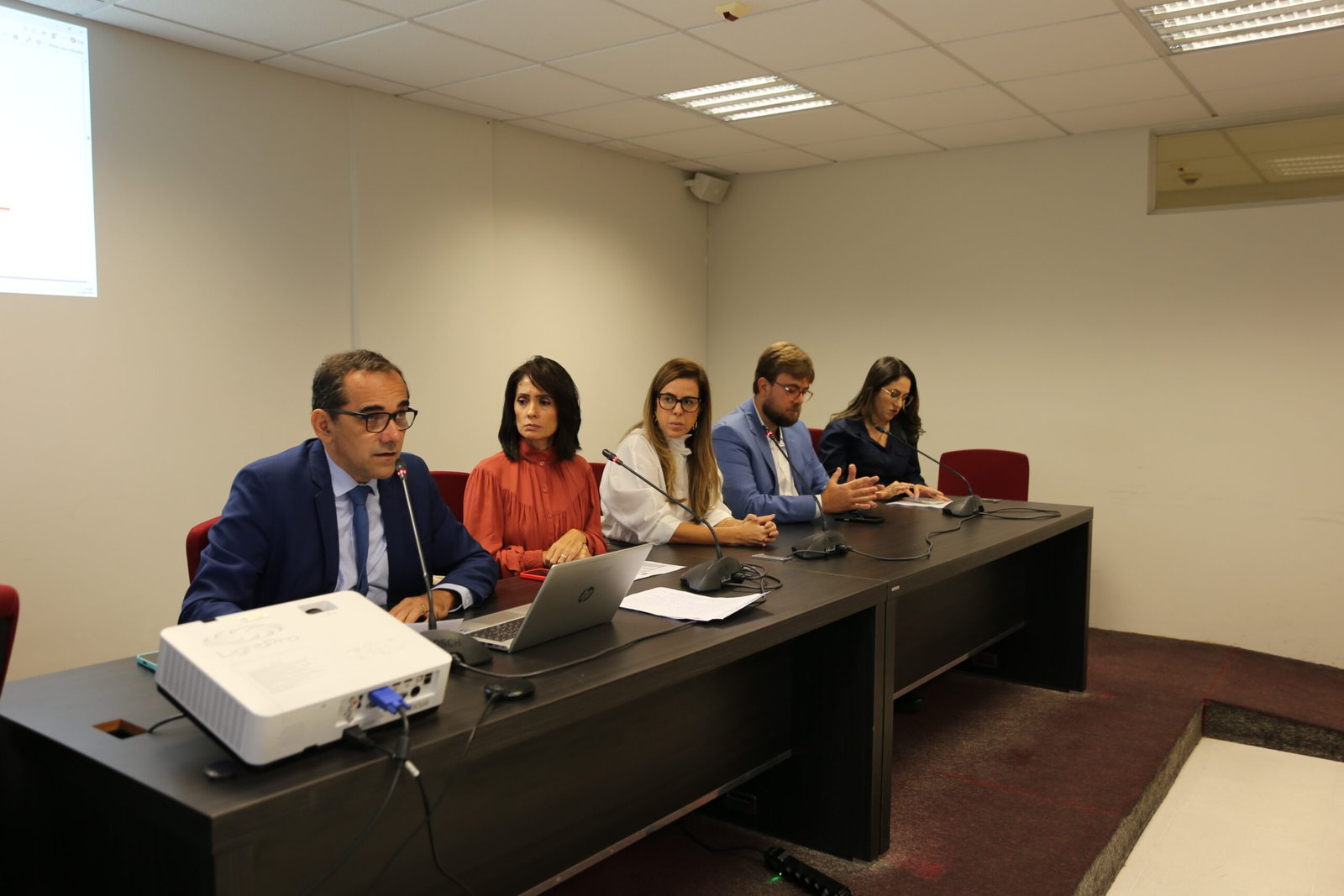 Audiências discutem oportunidades de emprego e capacitação no sistema prisional