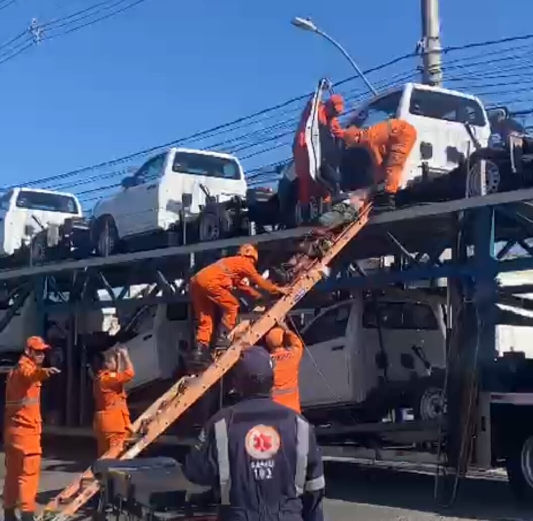 Homem é resgatado após passar mal dentro de veículo que estava em cima de caminhão cegonha em Aracaju