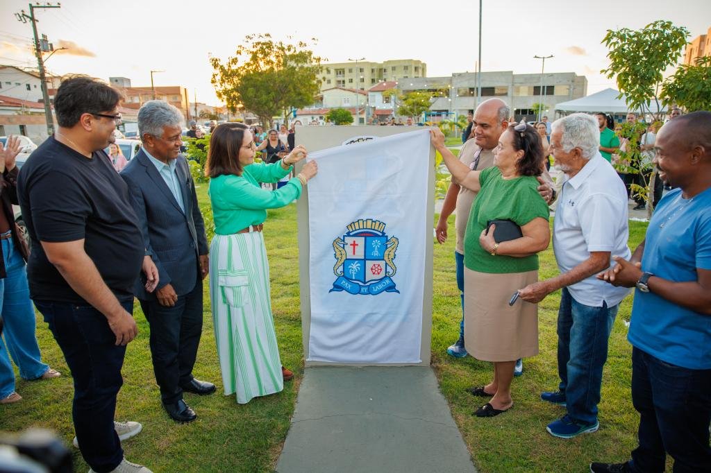 Emília entrega Praça Lycia Maria Lemos e amplia área de lazer bairro Farolândia