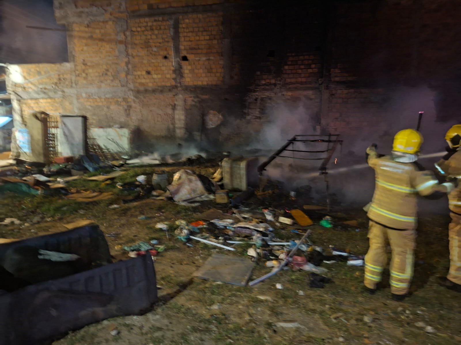 Bombeiros combatem incêndio em barraco no bairro Santos Dumont, na Avenida Visconde de Maracaju