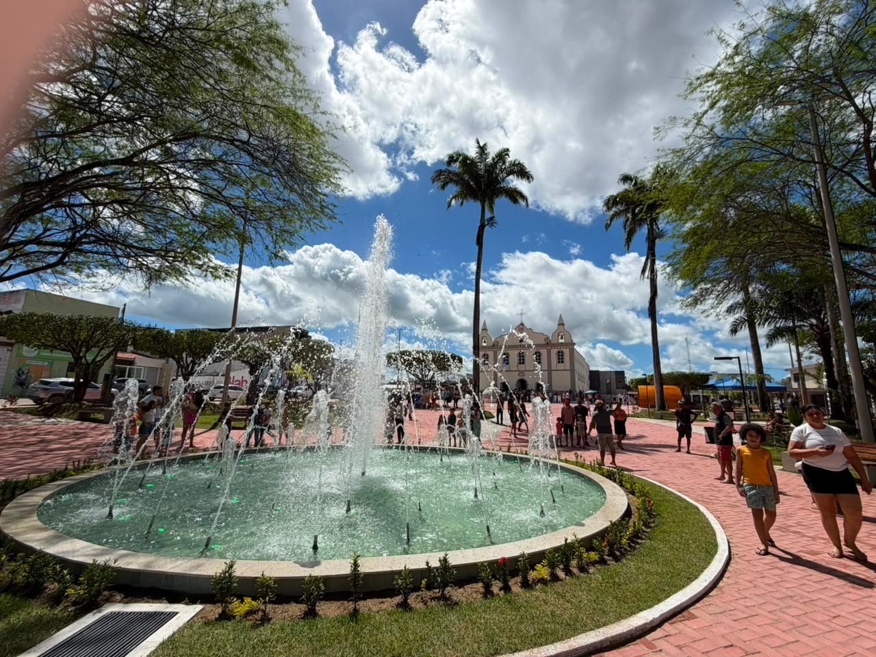 Com recursos de Thiago, Tobias Barreto entrega Praça da Matriz com homenagem ao Padre Souza
