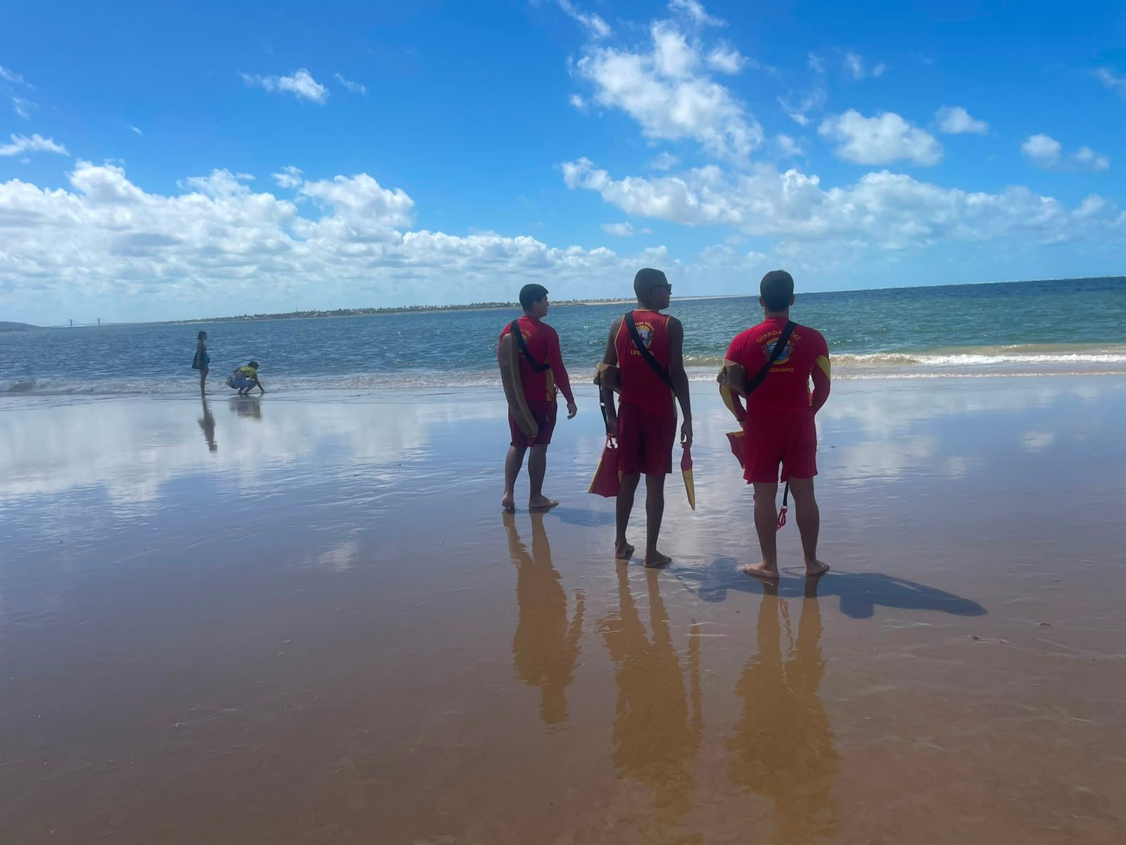 CBM realiza buscas por adolescente desaparecido após afogamento na Praia dos Artistas, em Aracaju