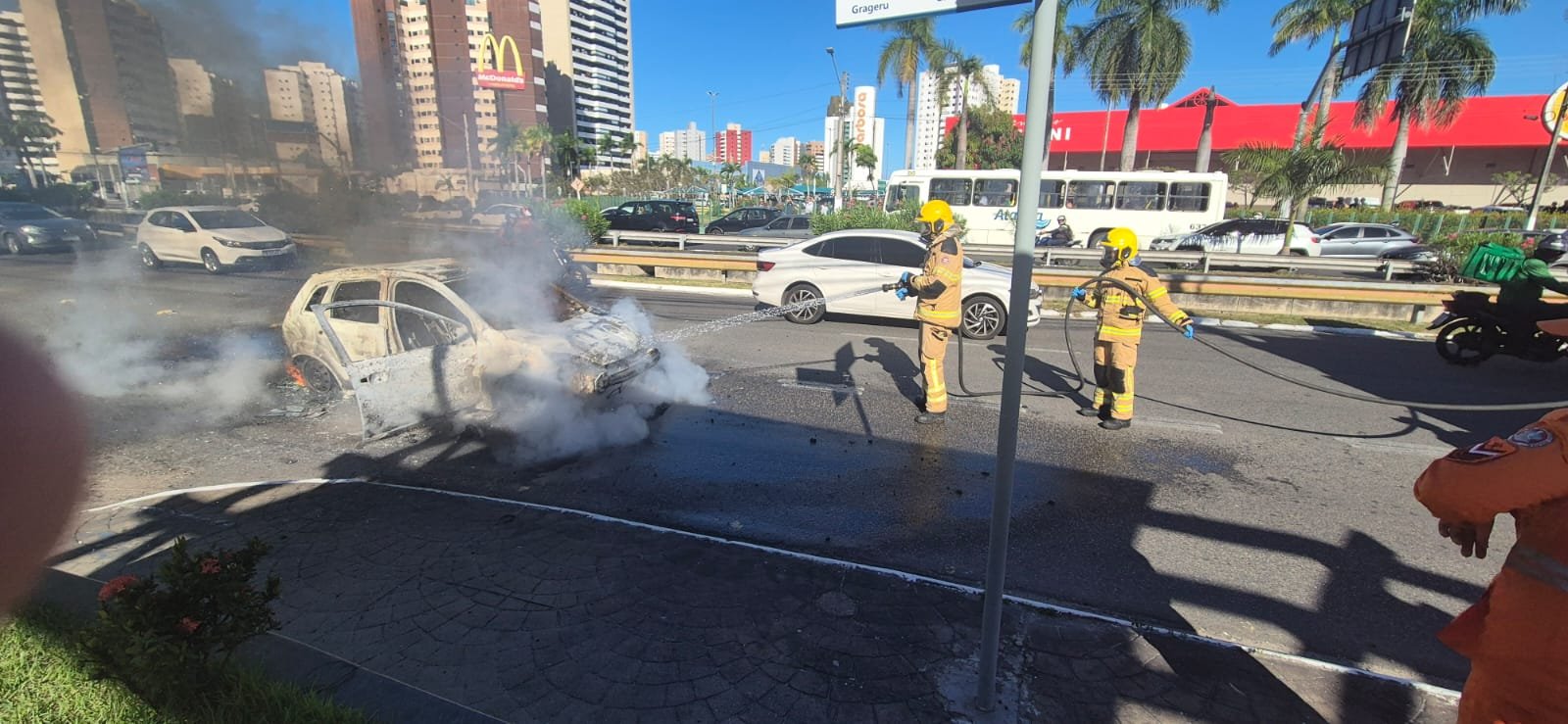 Carro de passeio pega fogo e fica completamente destruído em frente ao Shopping Jardins, em Aracaju
