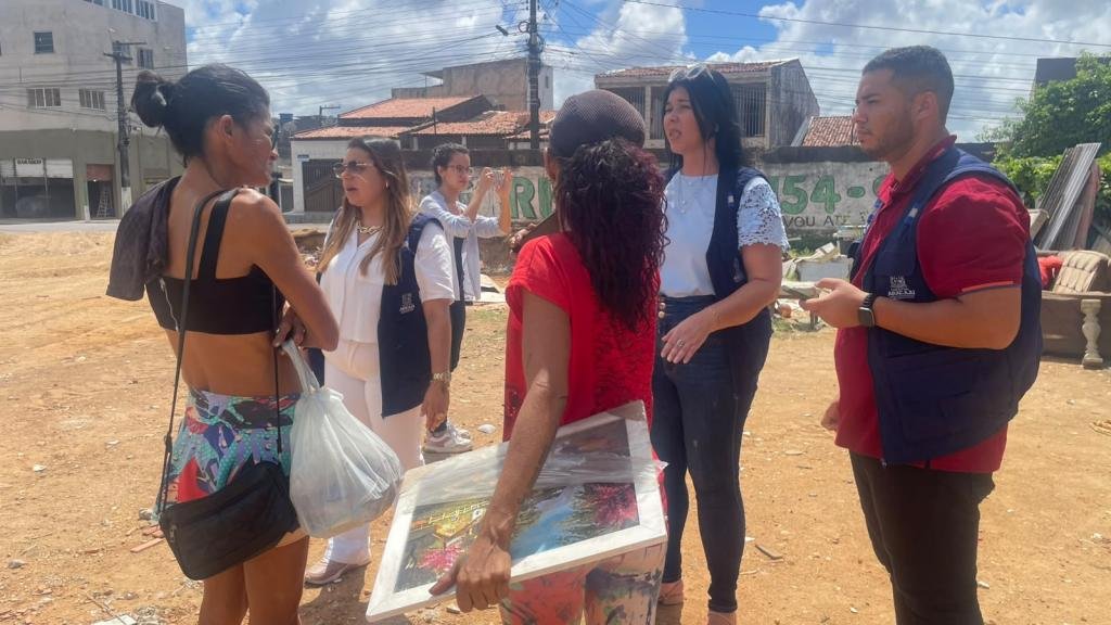 PMA realiza atendimentos e inclui moradores da Coroa do Meio no Auxílio Moradia