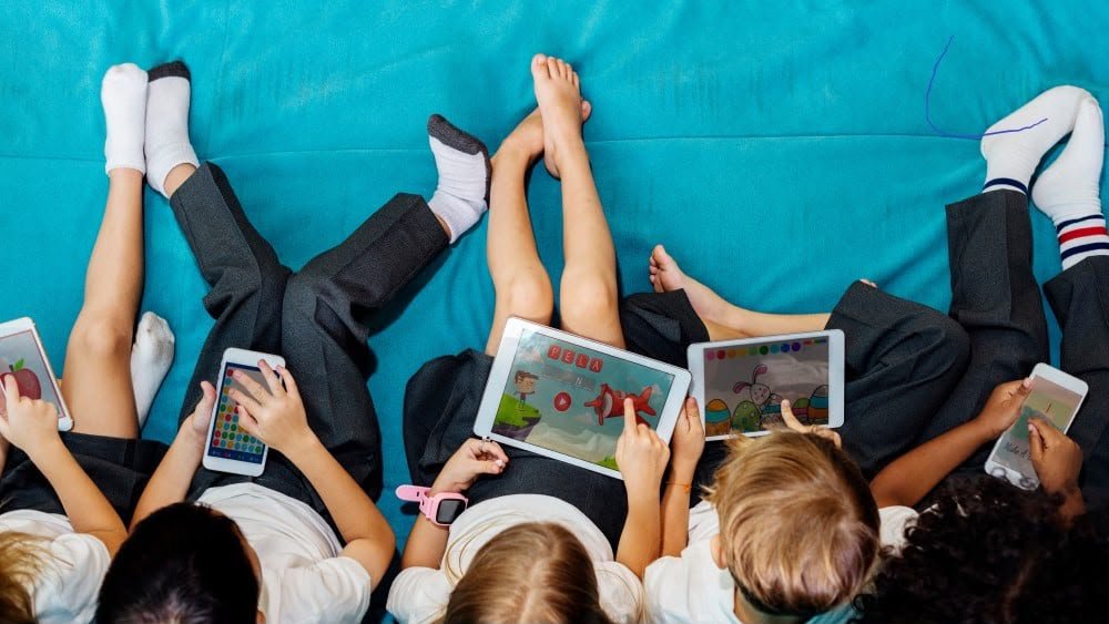 Celular na hora das refeições: um aliado para pais ou um obstáculo pra alimentação infantil?  