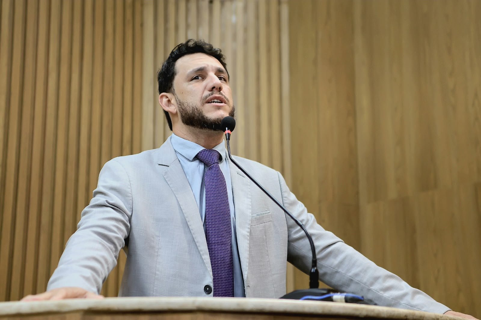 Camilo Daniel questiona novo contrato emergencial do transporte público de Aracaju