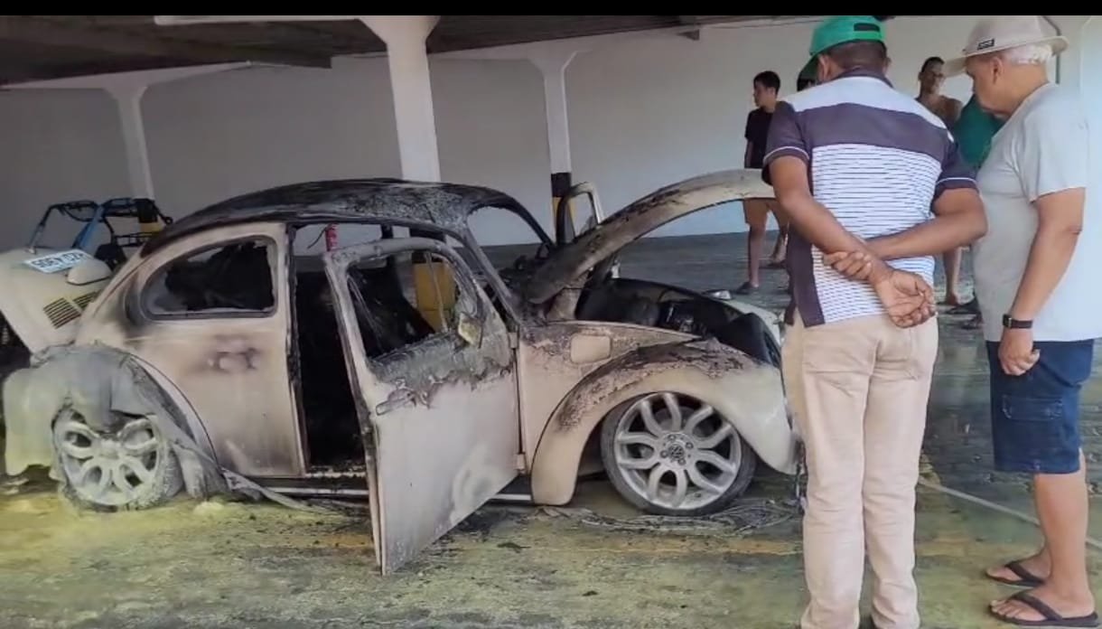Fusca pega fogo dentro de uma da garagem de um condomínio localizado no bairro Grageru, em Aracaju
