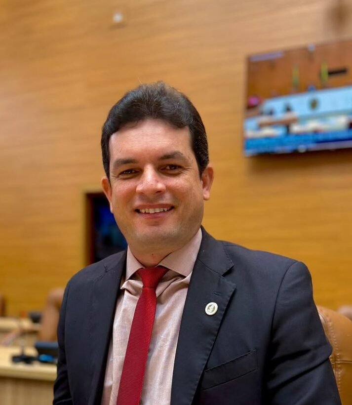 Paulo Júnior destaca ações em defesa dos estudantes no Dia do Estudante