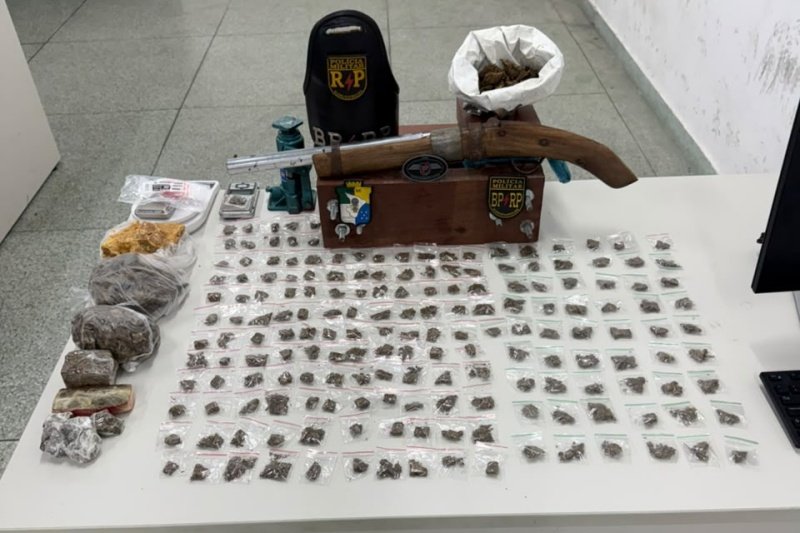 PMSE APREENDE DROGAS, ARMA E MATERIAIS USADOS NO PREPARO DE ENTORPECENTES NO BAIRRO PONTO NOVO