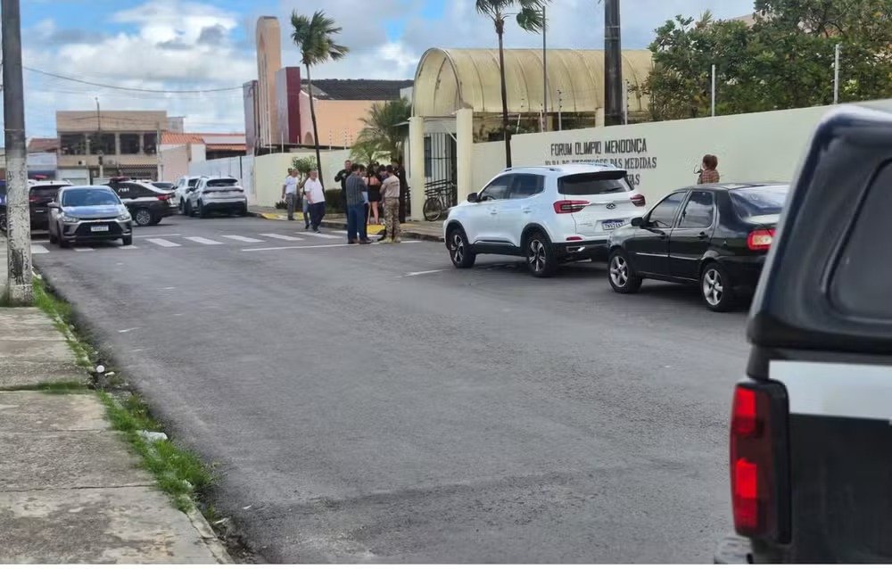 Advogado e cliente são baleados na porta do Fórum Olímpio Mendonça no Orlando Dantas em Aracaju